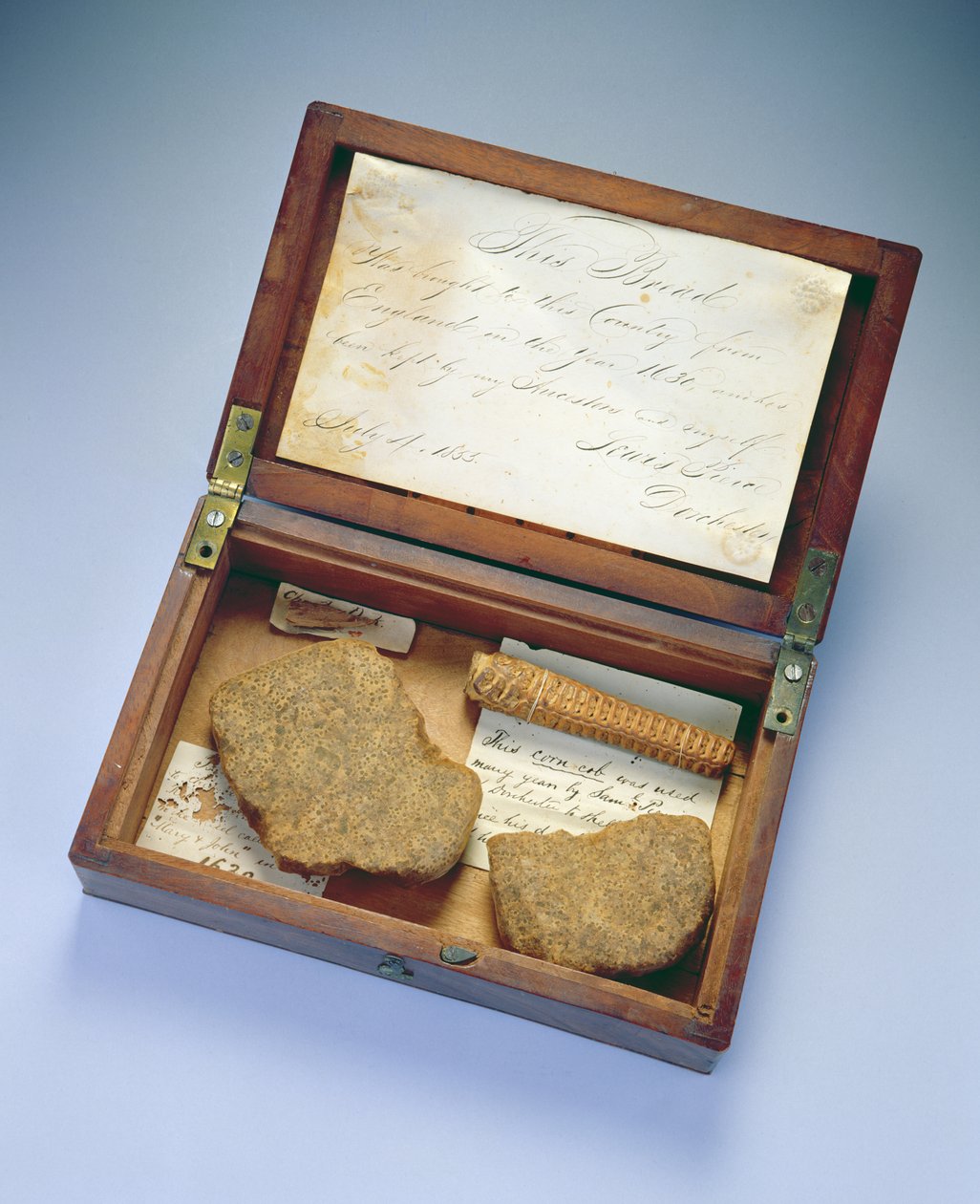 遗物箱，来自马萨诸塞州多切斯特，1835年（桃花心木和桦木） 作者 约翰·克拉普