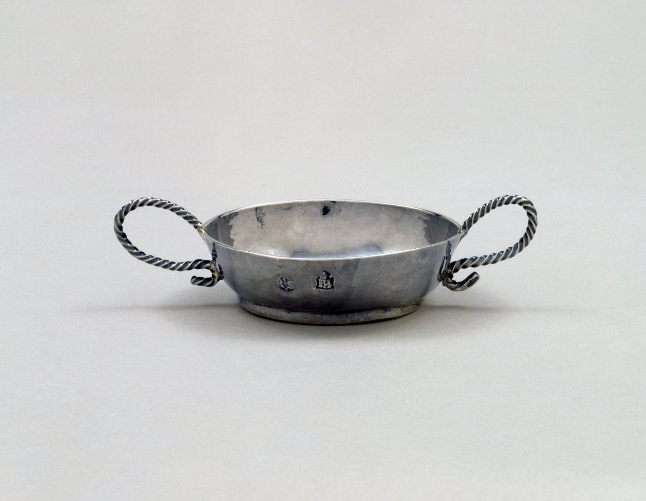 德拉姆杯，1655-54（银色） 作者 约翰·赫尔（John Hull）和罗伯特·桑德森（Robert Sanderson）