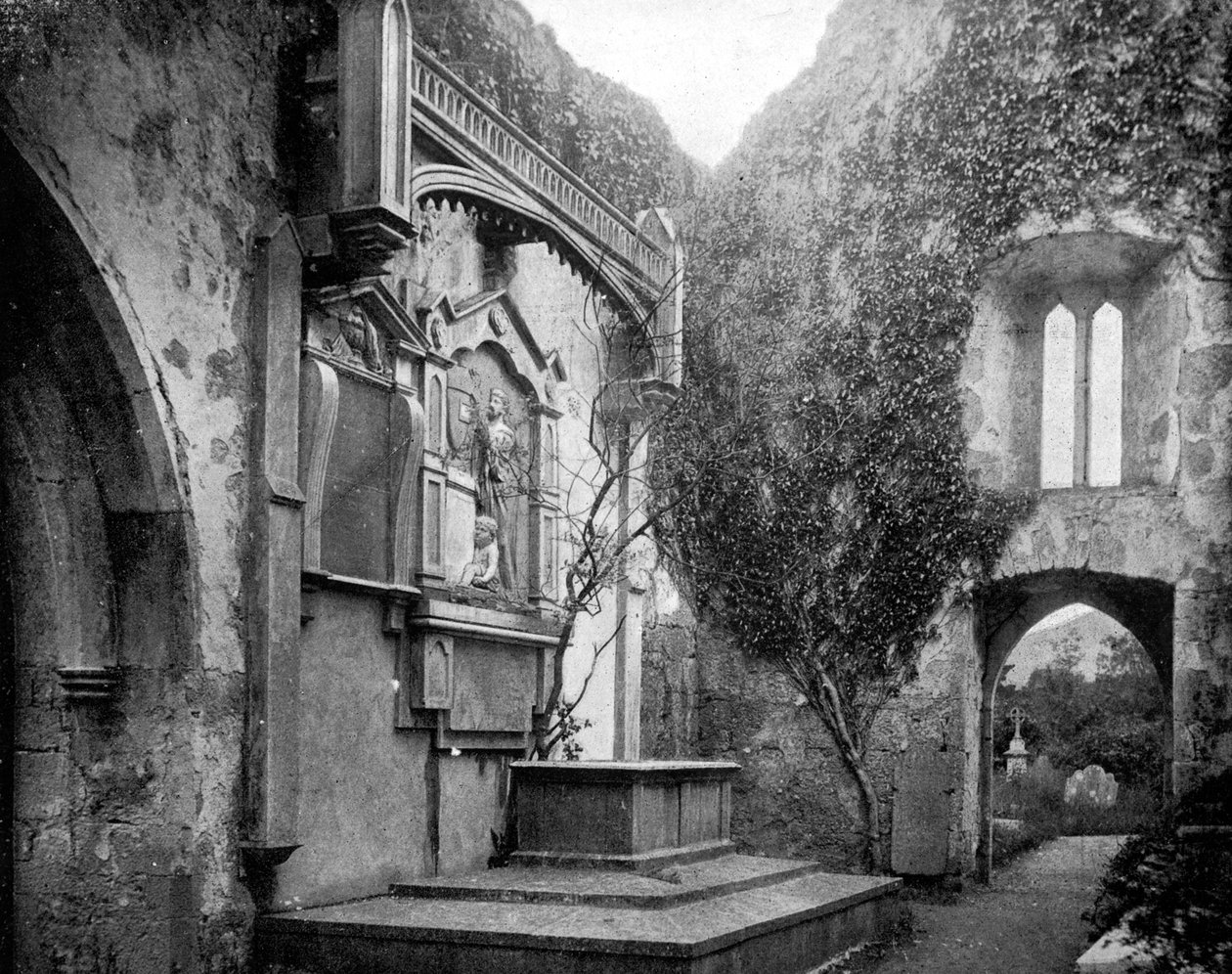 爱尔兰基拉尼湖的穆克罗斯修道院（Muckross Abbey），1893年。 作者 约翰·斯托达德