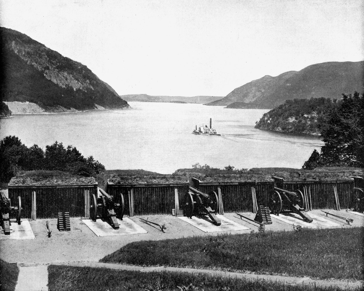 1893年，从美国纽约西点（West Point）到哈得逊河（Hudson River）上。 作者 约翰·斯托达德