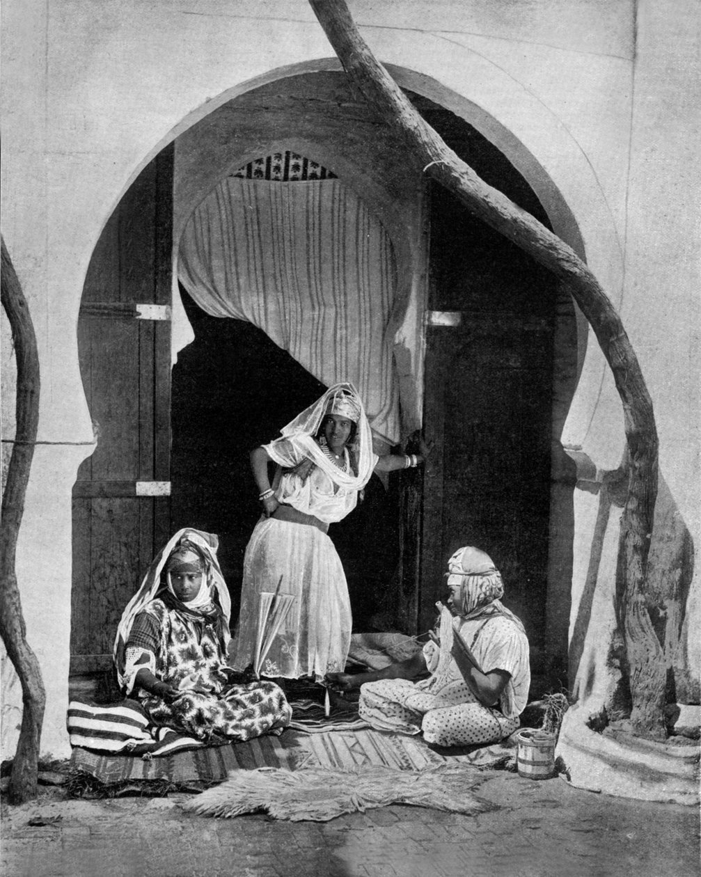 摩尔人妇女团体，阿尔及利亚，约1890年，照片由约翰-劳森-斯托达德（1850-1931）为芝加哥的旅行者和会议者教育出版物拍摄（黑白照片）。 作者 约翰·劳森·斯托达德