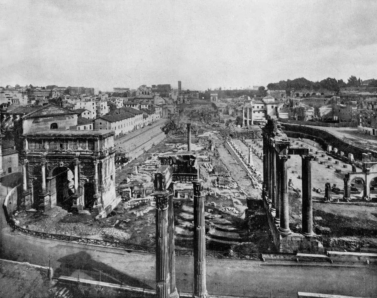 The forum in Rome with ruins of ancient monuments: arch of Septime Severe (l), columns of Saturne temple (r) and columns of Vespasian temple (c, foreground) (b/w photo) 作者 约翰·劳森·斯托达德