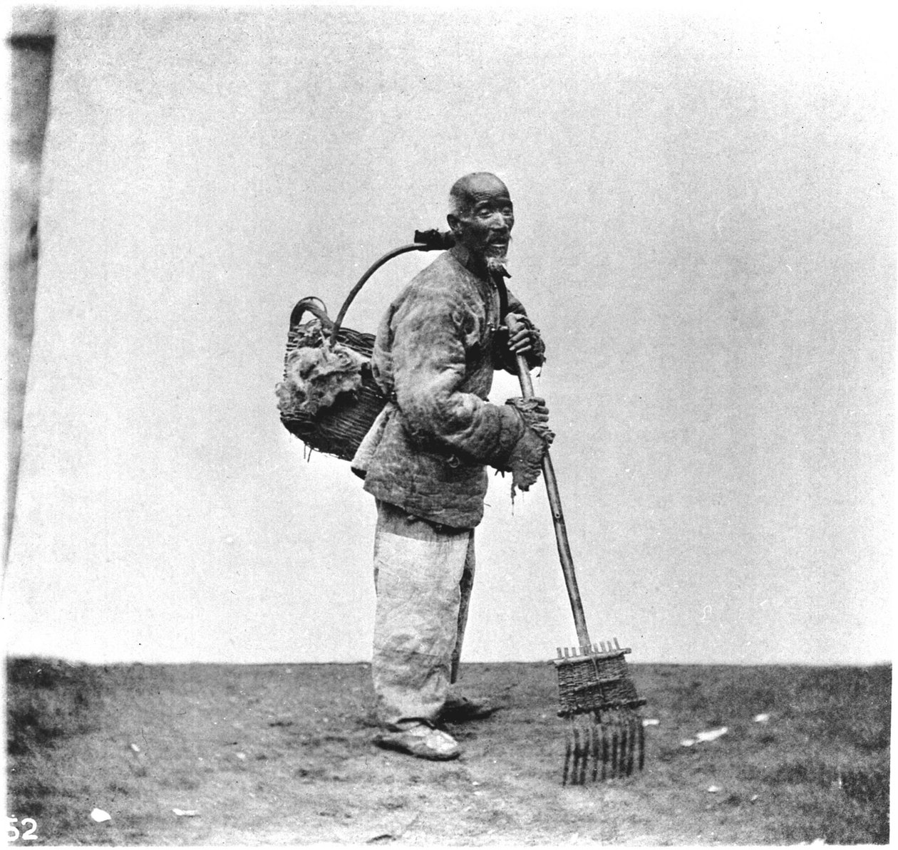 1870年左右中国的一份日报（照片）。 作者 约翰汤姆森