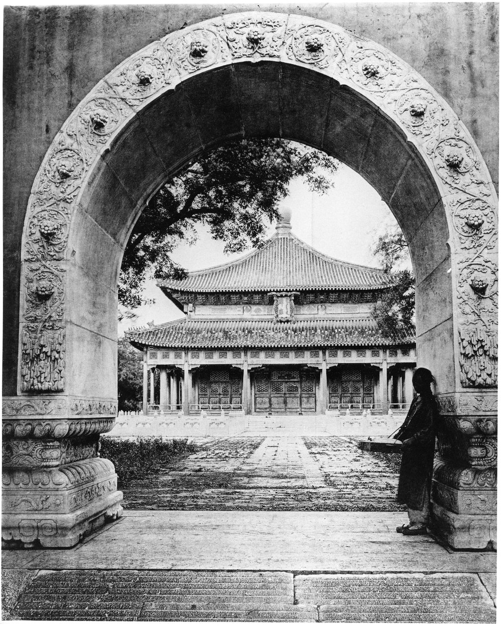 拱门到经典大厅，北京，c.1867-72 作者 约翰汤姆森