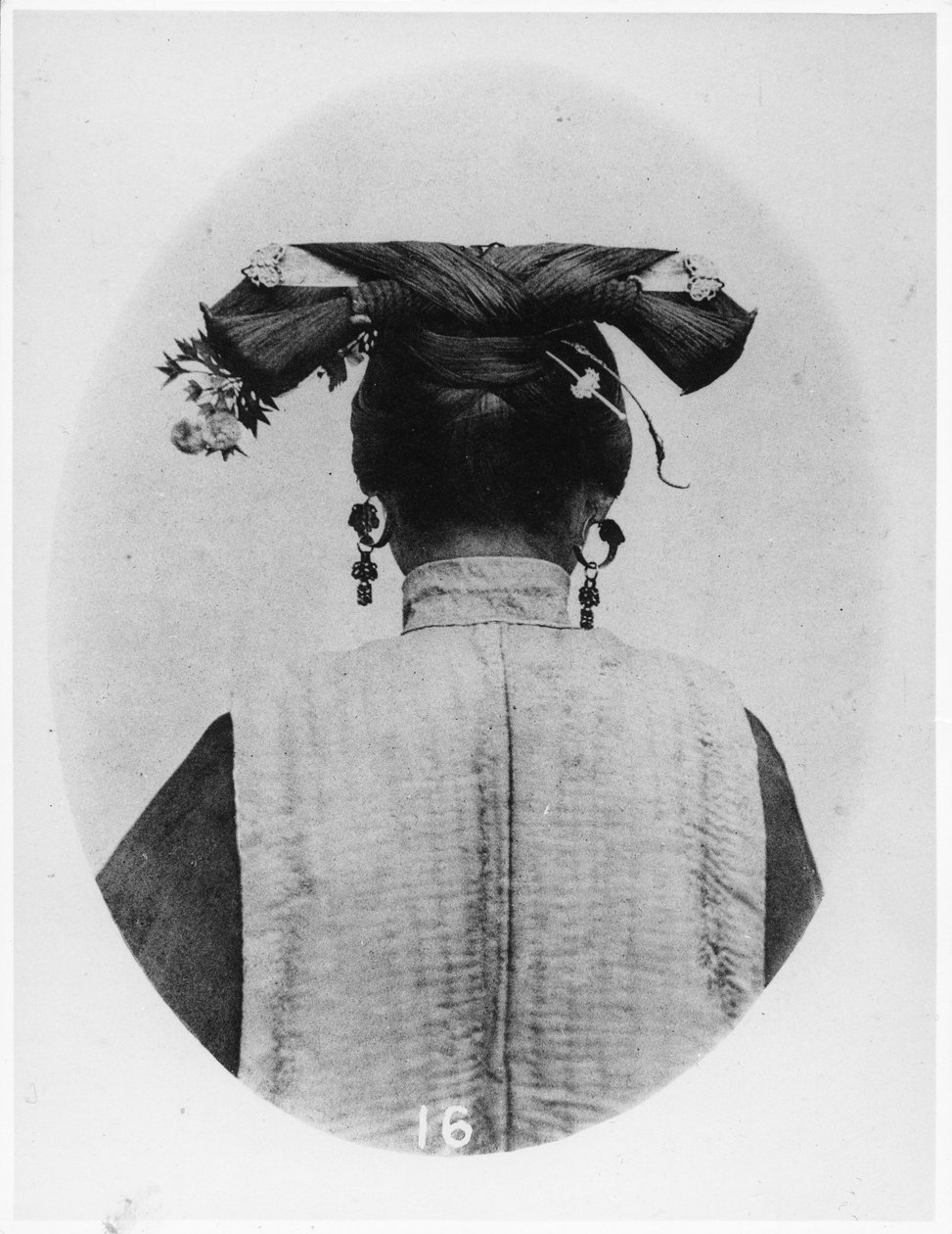 后面观点的已婚满族女主人的发型，c.1867-72 作者 约翰汤姆森