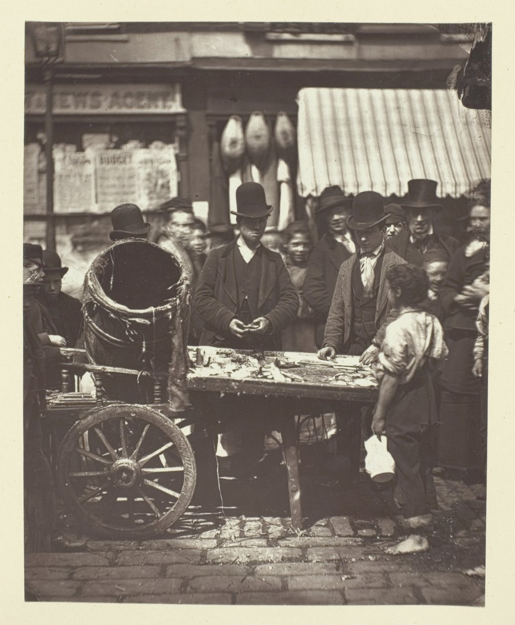 圣吉尔斯的廉价鱼，1881年。 作者 约翰汤姆森