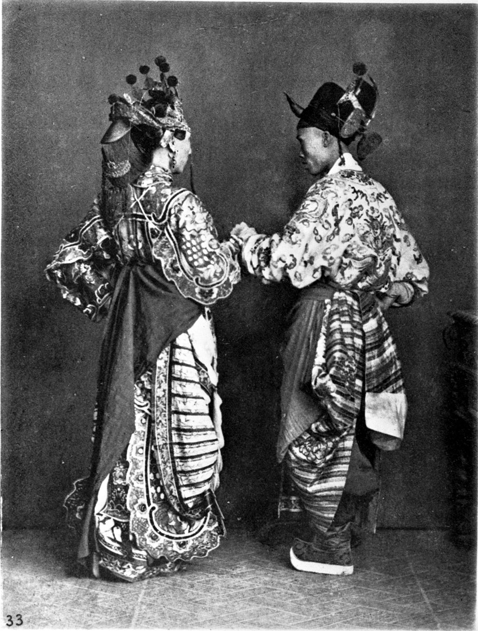 中国，2名演员（男）约1870年（照片）。 作者 约翰汤姆森