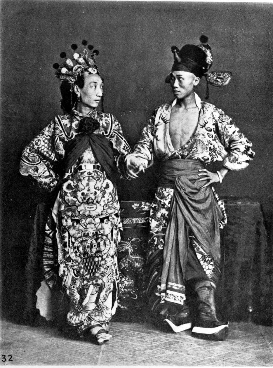 中国，2名演员（男）跳舞，约1870年（照片）。 作者 约翰汤姆森