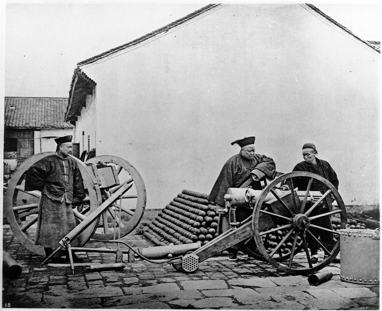 中国，炮兵军官和士兵，约1870年(照片) 作者 约翰汤姆森