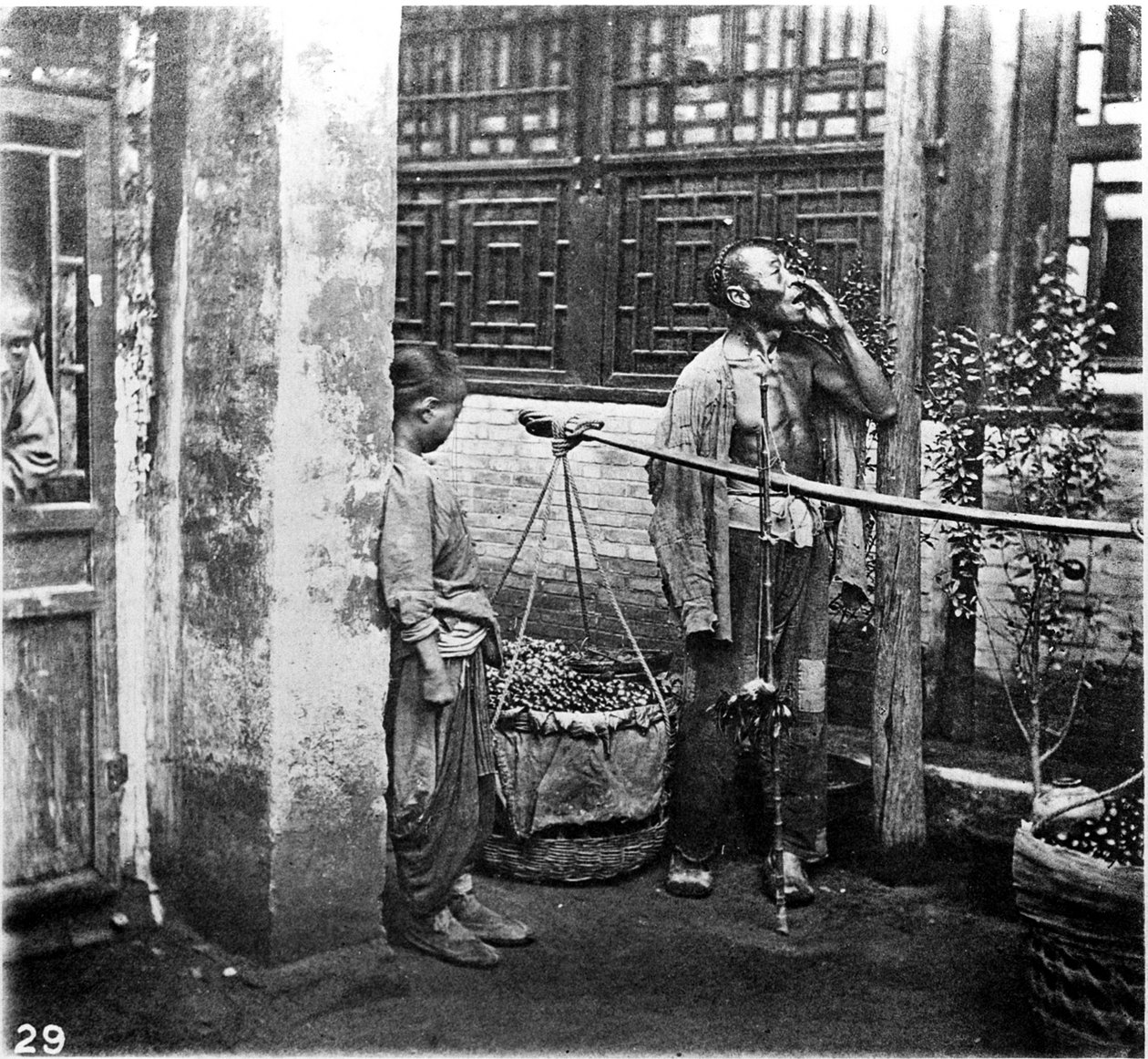 中国，商人的呐喊，约1870年（照片）。 作者 约翰汤姆森