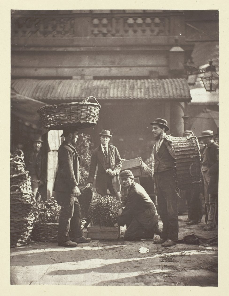 科文特花园劳工，1881年。 作者 约翰汤姆森