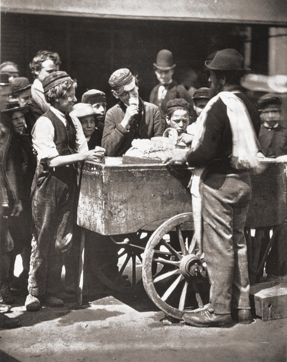 Halfpenny Ices，来自“伦敦街头生活”，作者：J. Thomson 和 Adolphe Smith 作者 约翰汤姆森