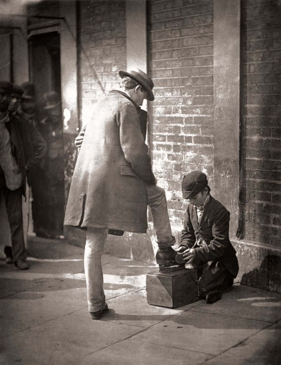 The Independent Shoe Black，来自“伦敦街头生活”，作者：J. Thomson 和 Adolphe Smith 作者 约翰汤姆森