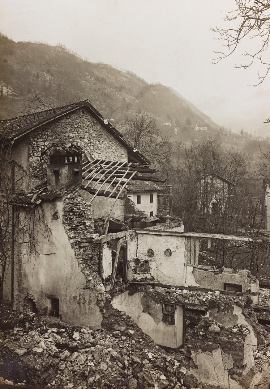 专辑“Meine weltkriegs - Erinnerungen South-West Front (Carinthia, Italien, South Tyrol) (My world war - memory of the South-Western Front in Carinthia, Italy, Trentino-Alto Adige) 31/03/1915-12/11/ 1918 年 - Josef Zohles Wien “：房屋的瓦砾（黑白照片） 作者 约瑟夫·佐尔斯（Josef Zohles）