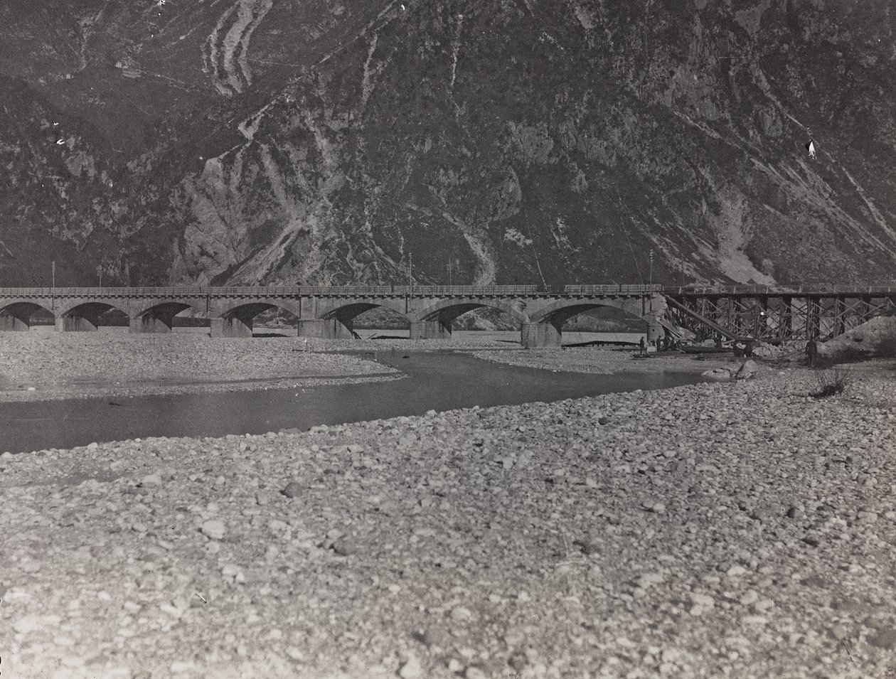 专辑“Meine weltkriegs - Erinnerungen South-West Front (Carinthia, Italien, South Tyrol) (My world war - memory of the South-Western Front in Carinthia, Italy, Trentino-Alto Adige) 31/03/1915-12/11/ 1918 - Josef Zohles Wien “：塔河上的军事桥梁 作者 约瑟夫·佐尔斯（Josef Zohles）