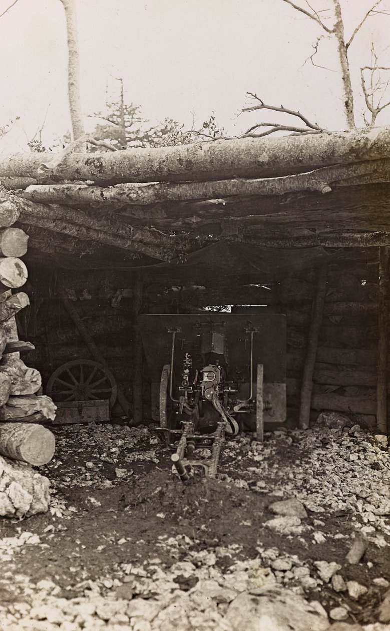 专辑“Meine weltkriegs - Erinnerungen South-West Front (Carinthia, Italien, South Tyrol) (My world war - memory of the South-Western Front in Carinthia, Italy, Trentino-Alto Adige) 31/03/1915-12/11/ 1918 年 - Josef Zohles Wien “：带大炮的棚屋（黑白照片） 作者 约瑟夫·佐尔斯（Josef Zohles）