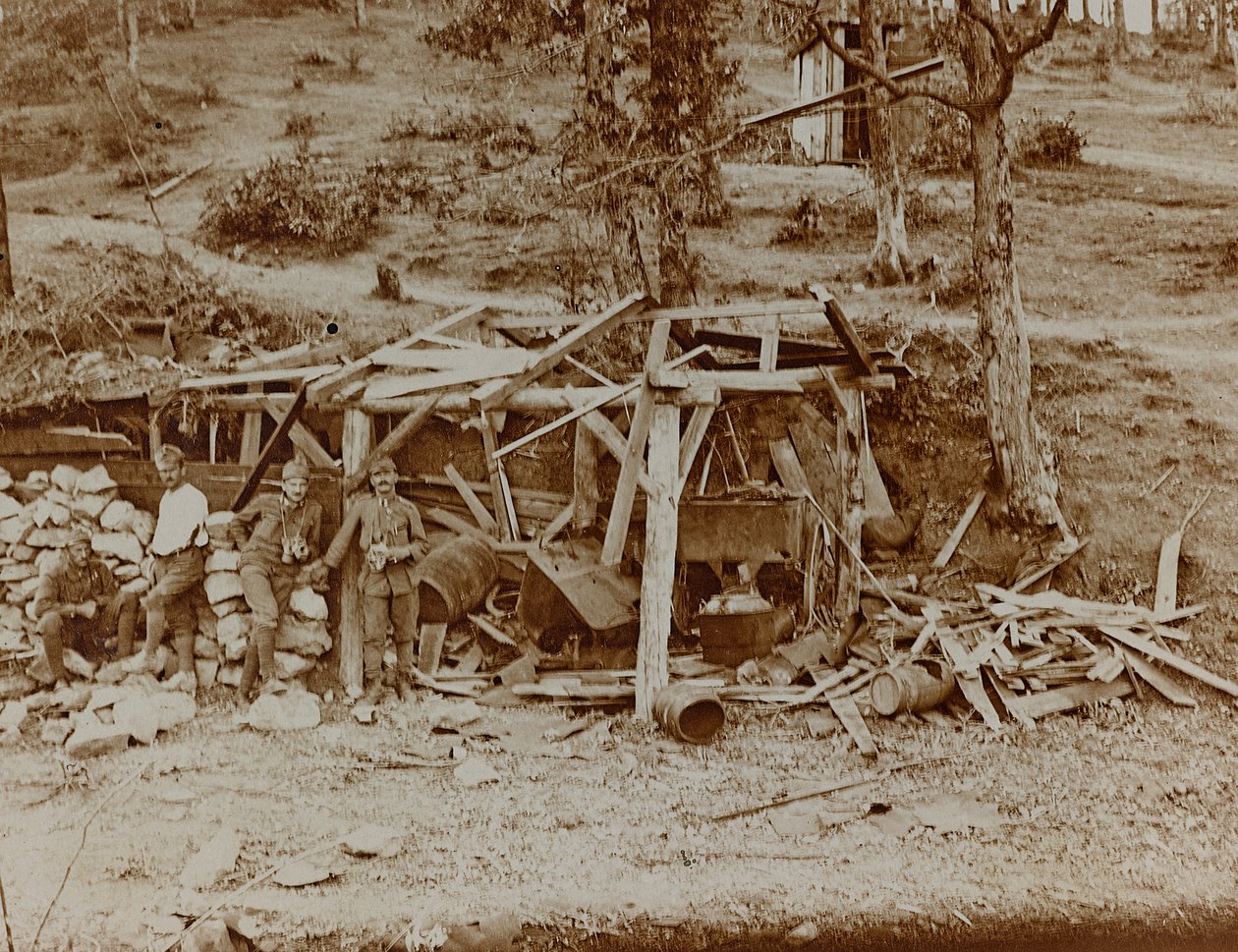 专辑“Meine weltkriegs - Erinnerungen South-West Front (Carinthia, Italien, South Tyrol) (My world war - memory of the South-West Front in Carinthia, Italy, Trentino-Alto Adige) 31/03/1915-12/11/ 1918 - Josef Zohles Wien “：一群士兵（黑白照片） 作者 约瑟夫·佐尔斯（Josef Zohles）