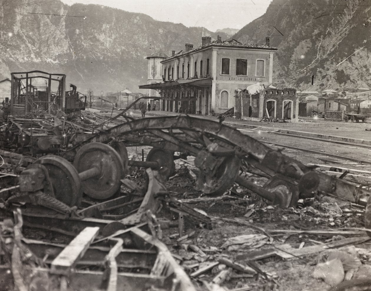 Album "Meine weltkriegs - Erinnerungen South-West Front (Carinthia, Italien, South Tyrol) (My world war - memories of the South-Western Front in Carinthia, Italy, Trentino-Alto Adige) 31/03/1915-12/11/1918 - Josef Zohles Wien ": rubble and scrap metal at a 作者 约瑟夫·佐尔斯（Josef Zohles）