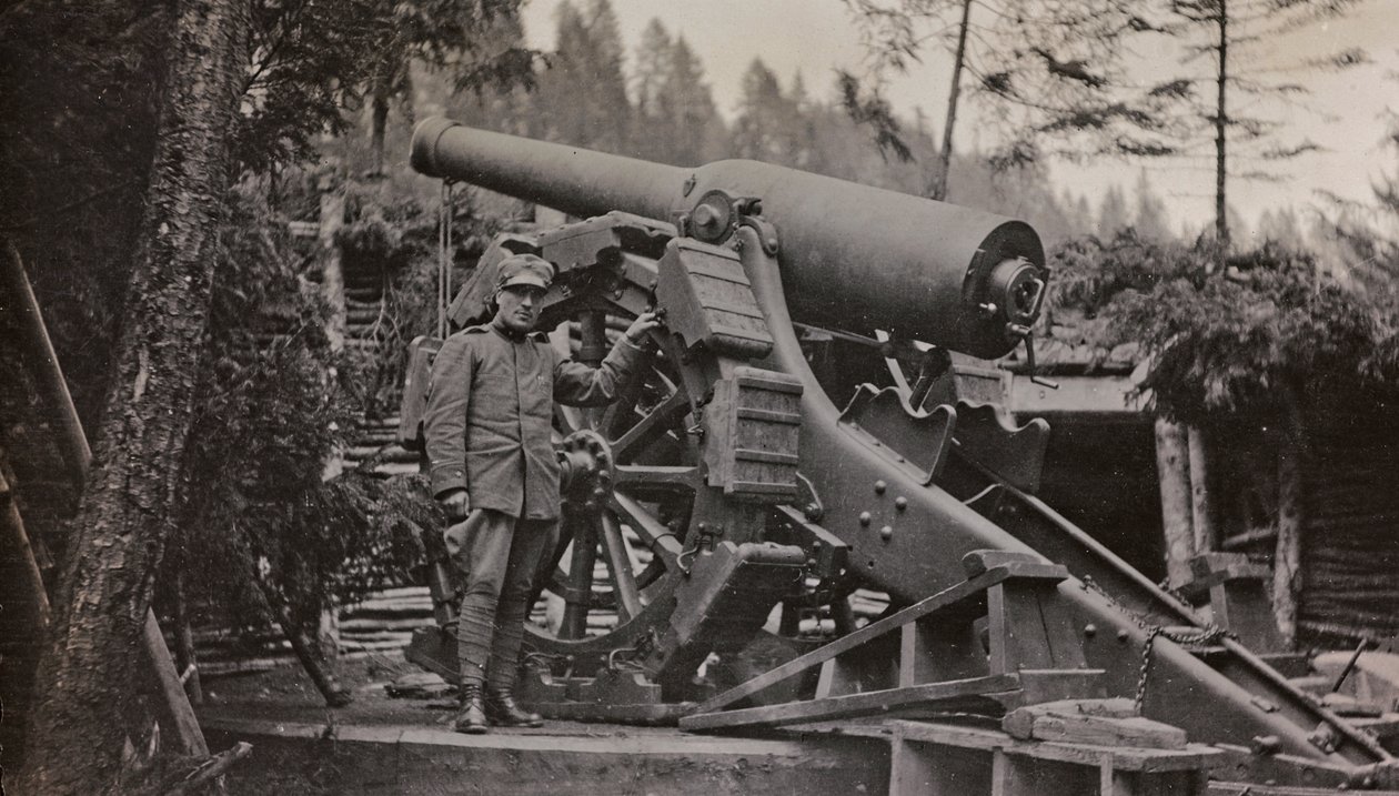 专辑“Meine weltkriegs - Erinnerungen South-West Front (Carinthia, Italien, South Tyrol) (My world war - memory of the South-Western Front in Carinthia, Italy, Trentino-Alto Adige) 31/03/1915-12/11/ 1918 年 - Josef Zohles Wien “：带枪的士兵（黑白照片） 作者 约瑟夫·佐尔斯（Josef Zohles）