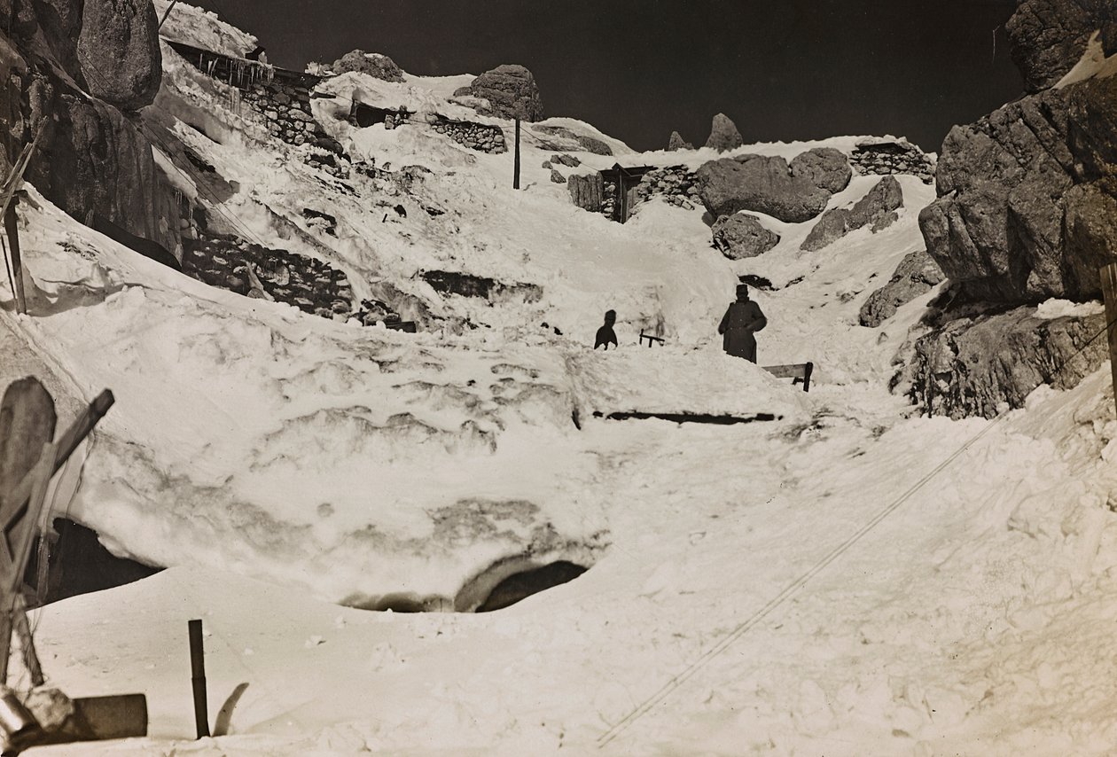 专辑“Meine weltkriegs - Erinnerungen South-West Front (Carinthia, Italien, South Tyrol) (My world war - memory of the South-Western Front in Carinthia, Italy, Trentino-Alto Adige) 31/03/1915-12/11/ 1918 - Josef Zohles Wien "：雪中的士兵 (b/wp 作者 约瑟夫·佐尔斯（Josef Zohles）