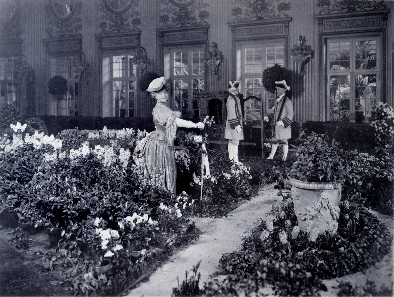Rejane (Gabrielle Charlotte Reyu, dit)(1856-1920)，法国喜剧演员，1905年在纽约坐在椅子上穿舞会服装。 作者 约瑟夫·拜伦