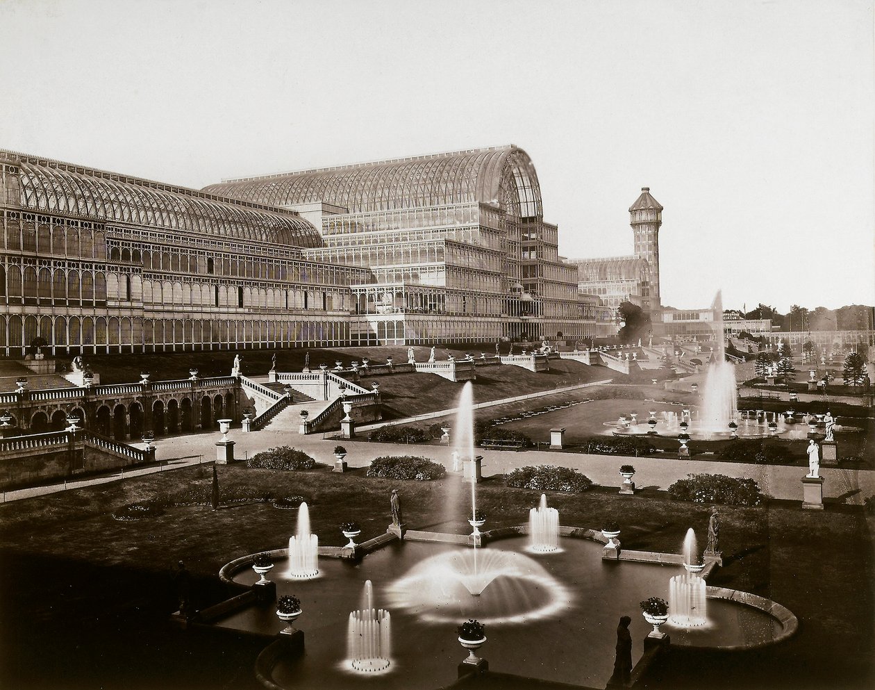 伦敦的水晶宫：花园和喷泉，约1870年（黑白照片 作者 约瑟夫·帕克斯顿