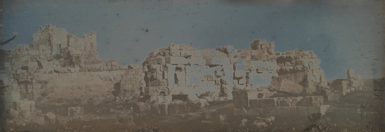 六边形法庭，朱庇特神庙，巴勒贝克，1843年。 作者 Joseph Philibert Girault De Prangey