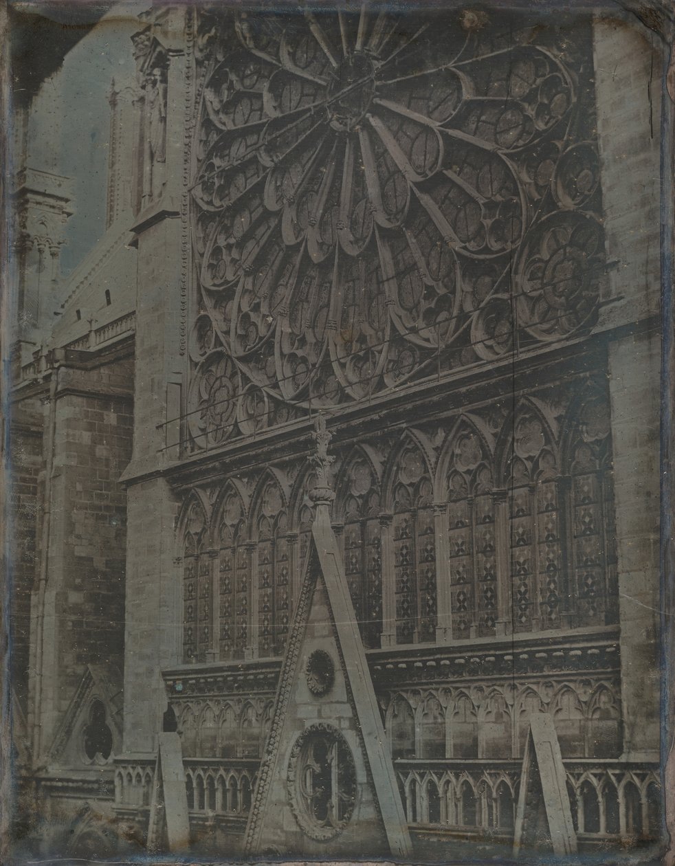 玫瑰窗，巴黎圣母院大教堂，1841年。 作者 Joseph Philibert Girault De Prangey