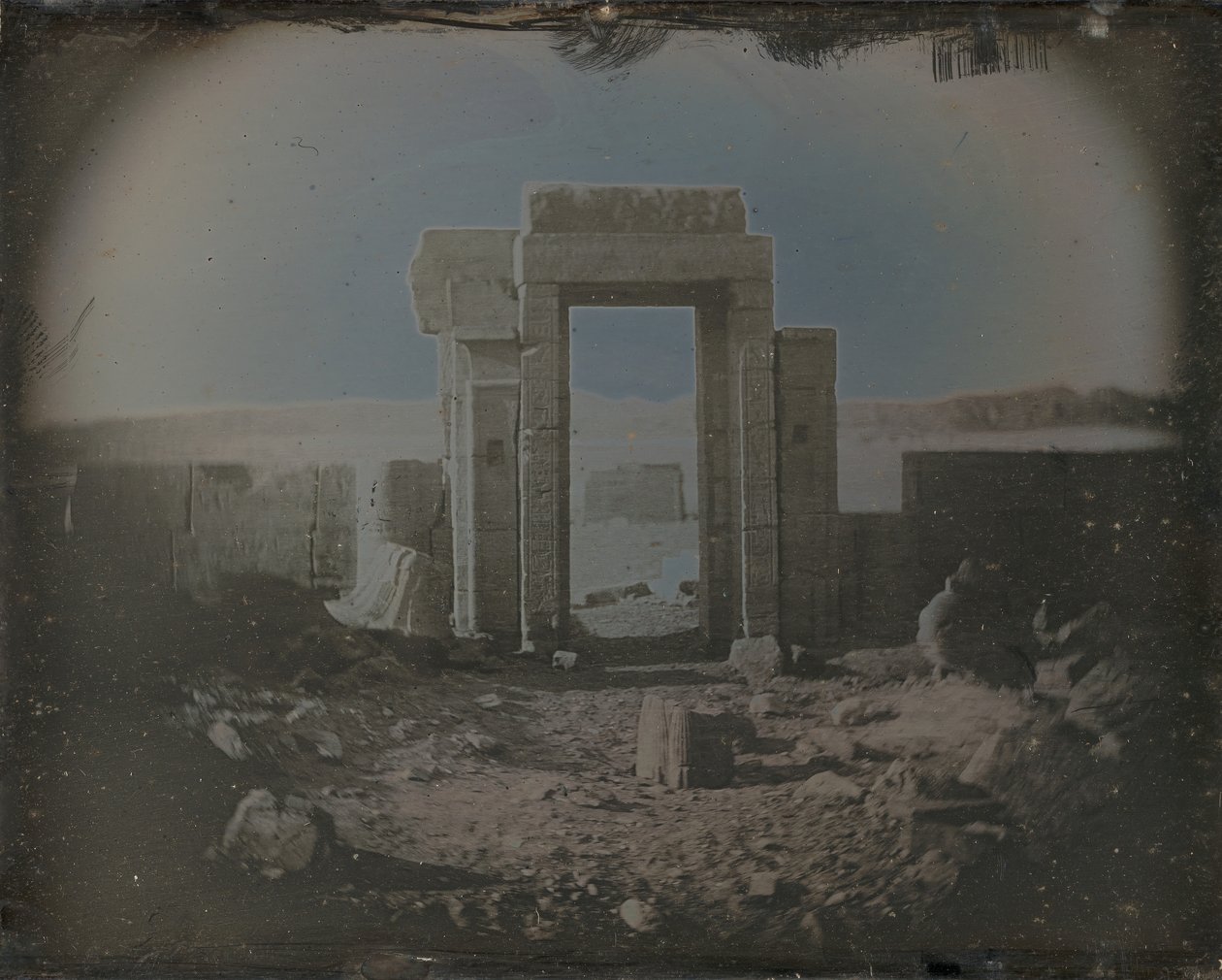 荷鲁斯神庙，埃德福，1842-44。 作者 Joseph Philibert Girault De Prangey