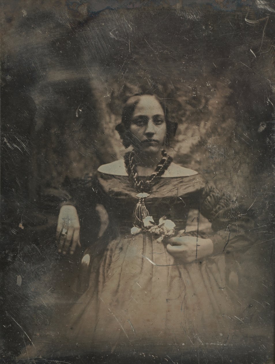 年轻女子手持鲜花，约1842年。 作者 Joseph Philibert Girault De Prangey