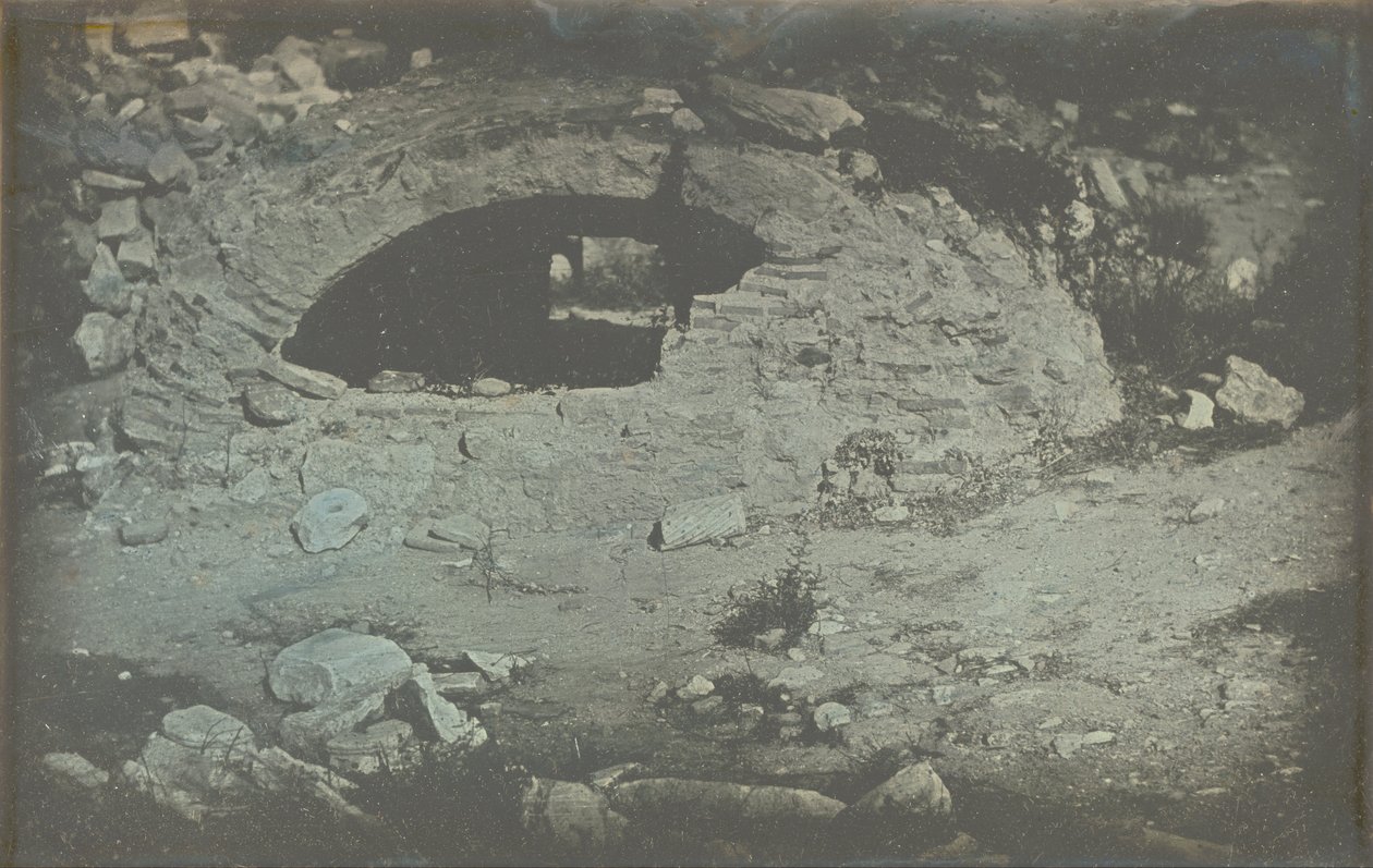Athènes.T.[emple] de Min.[erve] Poliade (1er plans) / [雅典雅典卫城 Erectheion 脚下的蓄水池开口]。 作者 Joseph Philibert Girault De Prangey
