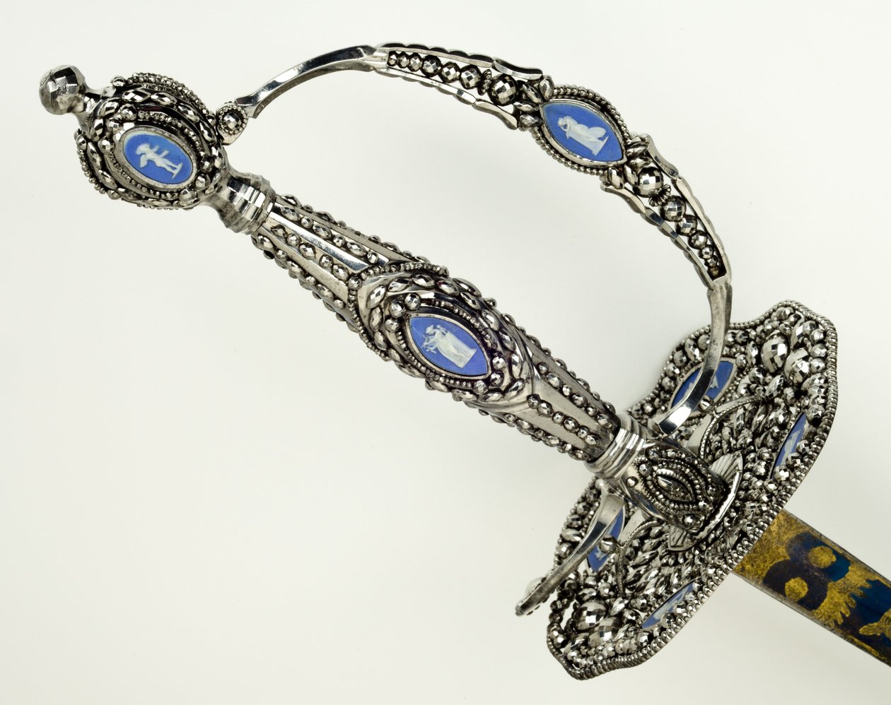 小剑的细节，c.1790年（带铁和碧玉洁面的刻面，抛光，蓝色和镀金钢） 作者 约西亚·韦奇伍德