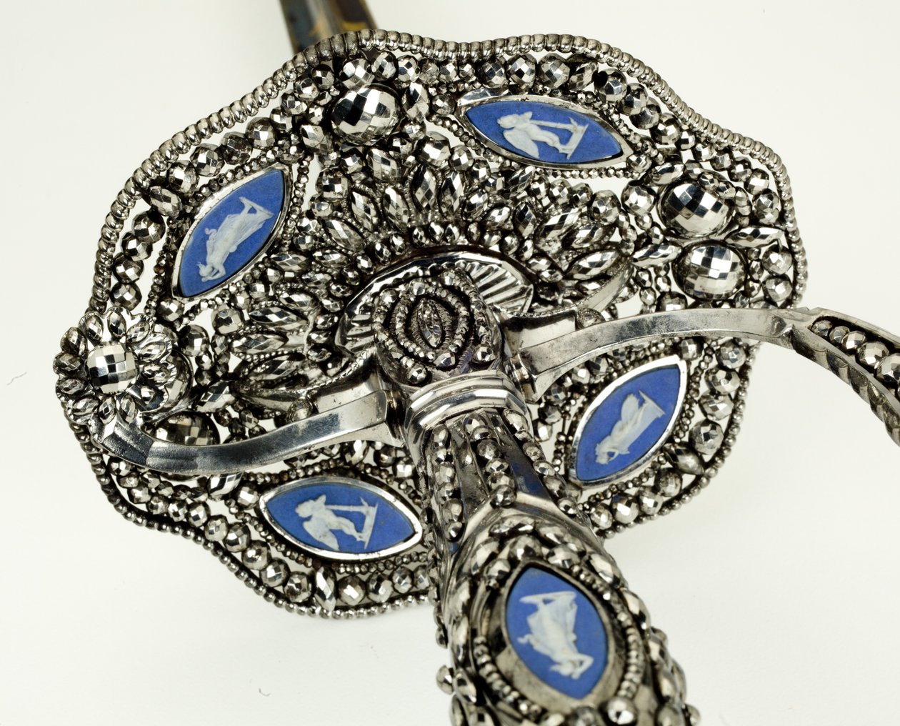 小剑的细节，c.1790年（带铁和碧玉洁面的刻面，抛光，蓝色和镀金钢） 作者 约西亚·韦奇伍德