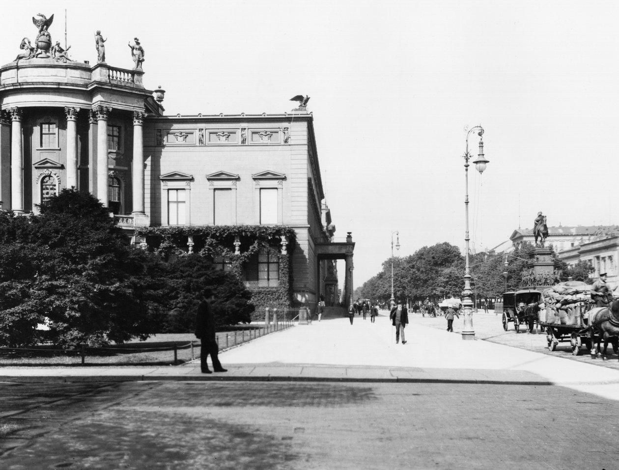 威廉一世宫（1797-1888）由Carl F. Langhans（1782-1869）建造1834-37，柏林Unter den Linden，c.1910 作者 乔塞特