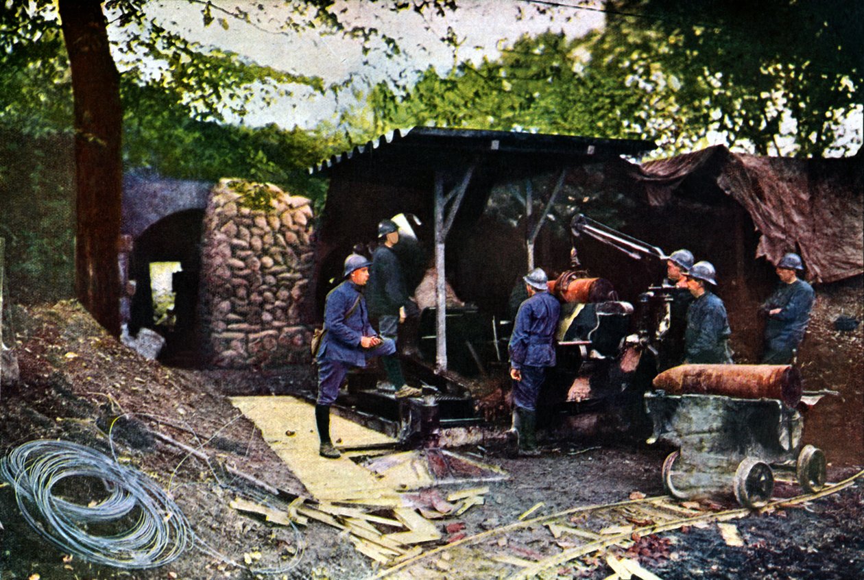1916年9月，凡尔登，一块法国电池重炮，在墙后面的伪装网下（彩色） 作者 朱尔斯·格维斯·考特莱蒙