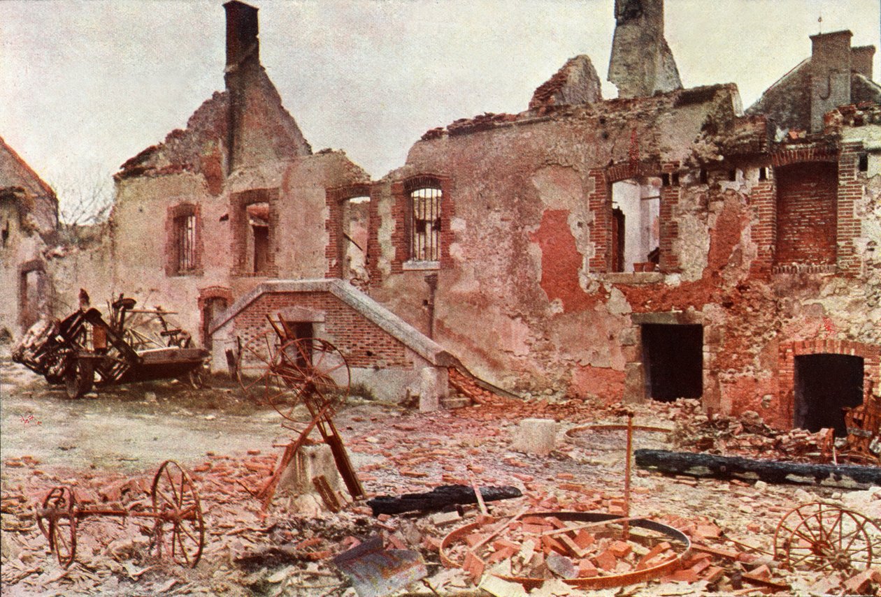 1914年9月巴黎东部马恩河战役期间在一个小镇被毁坏的建筑物（自然色） 作者 朱尔斯·格维斯·考特莱蒙