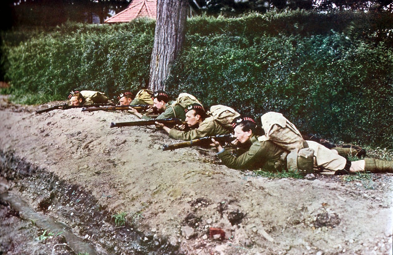 1914年9月在巴黎东部马恩河战役期间，五名来自苏格兰的步兵准备步枪（自动着色） 作者 朱尔斯·格维斯·考特莱蒙