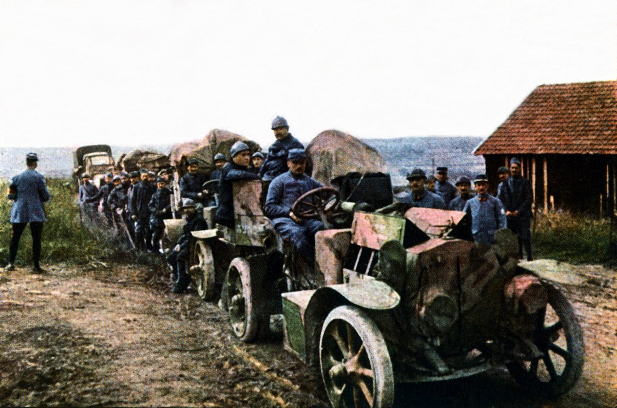 1916年9月凡尔登战役期间的法国士兵和移动防空车辆（自动着色） 作者 朱尔斯·格维斯·考特莱蒙