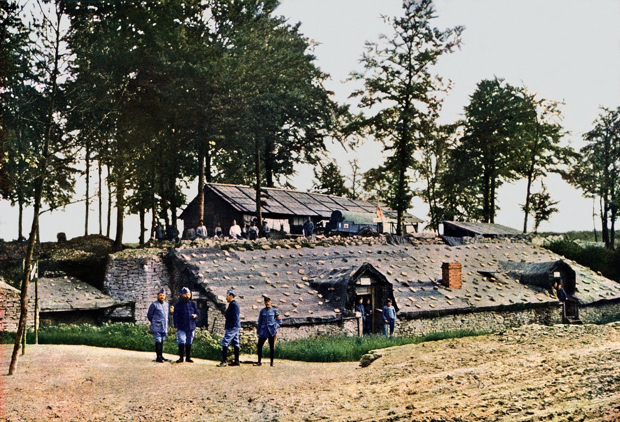 法国士兵在前面四英里的救护车站，Verdun，1916年（彩色） 作者 朱尔斯·格维斯·考特莱蒙