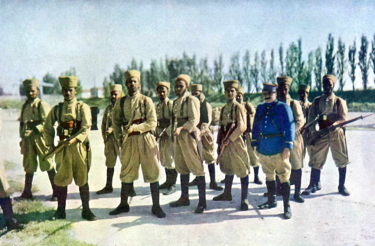 1914年9月巴黎东部马恩河战役期间，摩洛哥步枪兵和一名法国军官在村边;（自然色） 作者 朱尔斯·格维斯·考特莱蒙