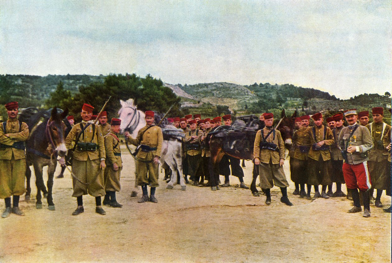 1914年9月巴黎东部马恩河战役期间的摩洛哥步枪兵和一名法国军官（自然色） 作者 朱尔斯·格维斯·考特莱蒙
