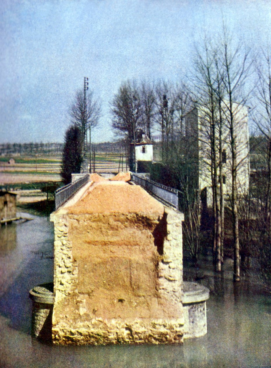 1914年9月在巴黎东部马恩河战役期间被毁坏的桥梁在Germigny-l&39;Eveque（自然色） 作者 朱尔斯·格维斯·考特莱蒙