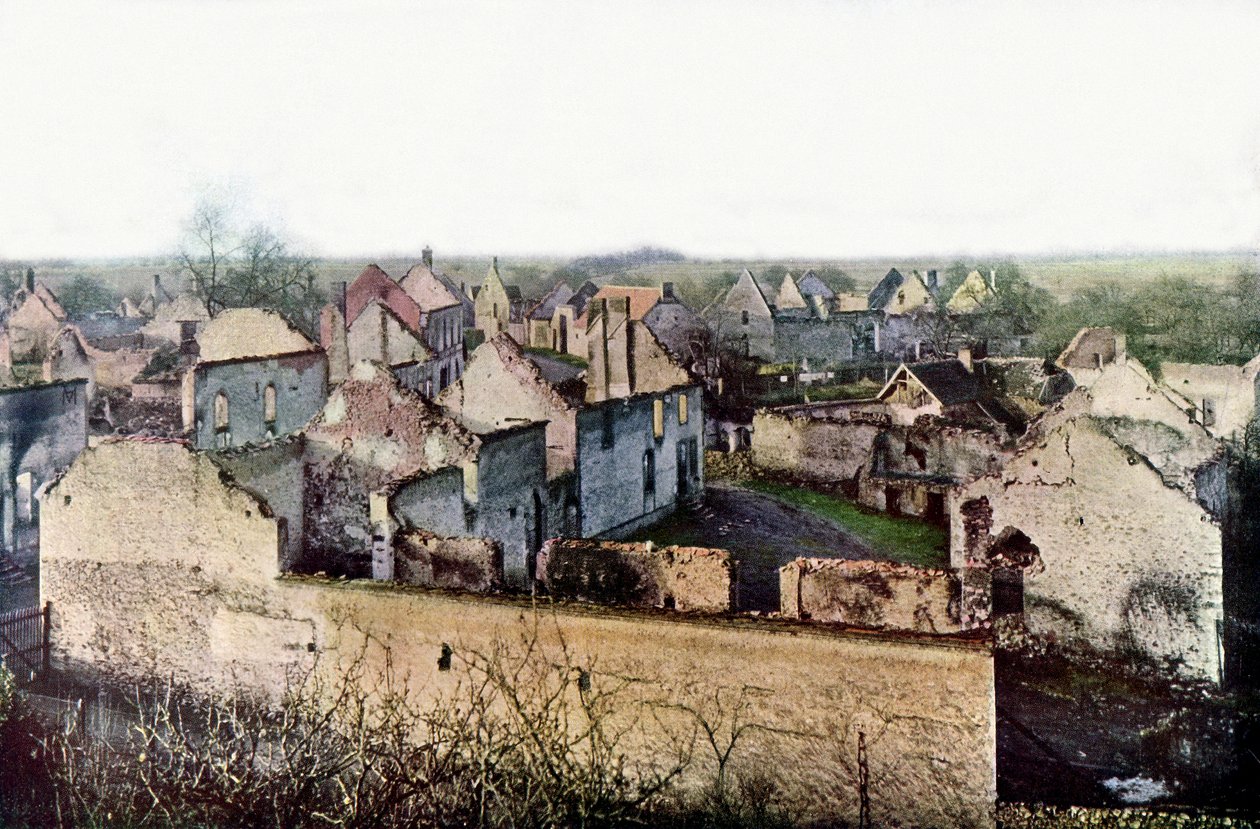 1914年9月巴黎东部马恩河战役期间受灾严重的Châtillon-sur-Morin村庄，位于Esternay以南（自然色） 作者 朱尔斯·格维斯·考特莱蒙