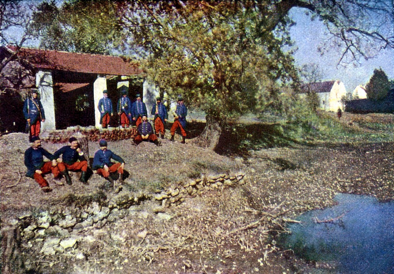 1914年9月巴黎东部马恩河战役期间的法国士兵在Monthyon（自然色） 作者 朱尔斯·格维斯·考特莱蒙