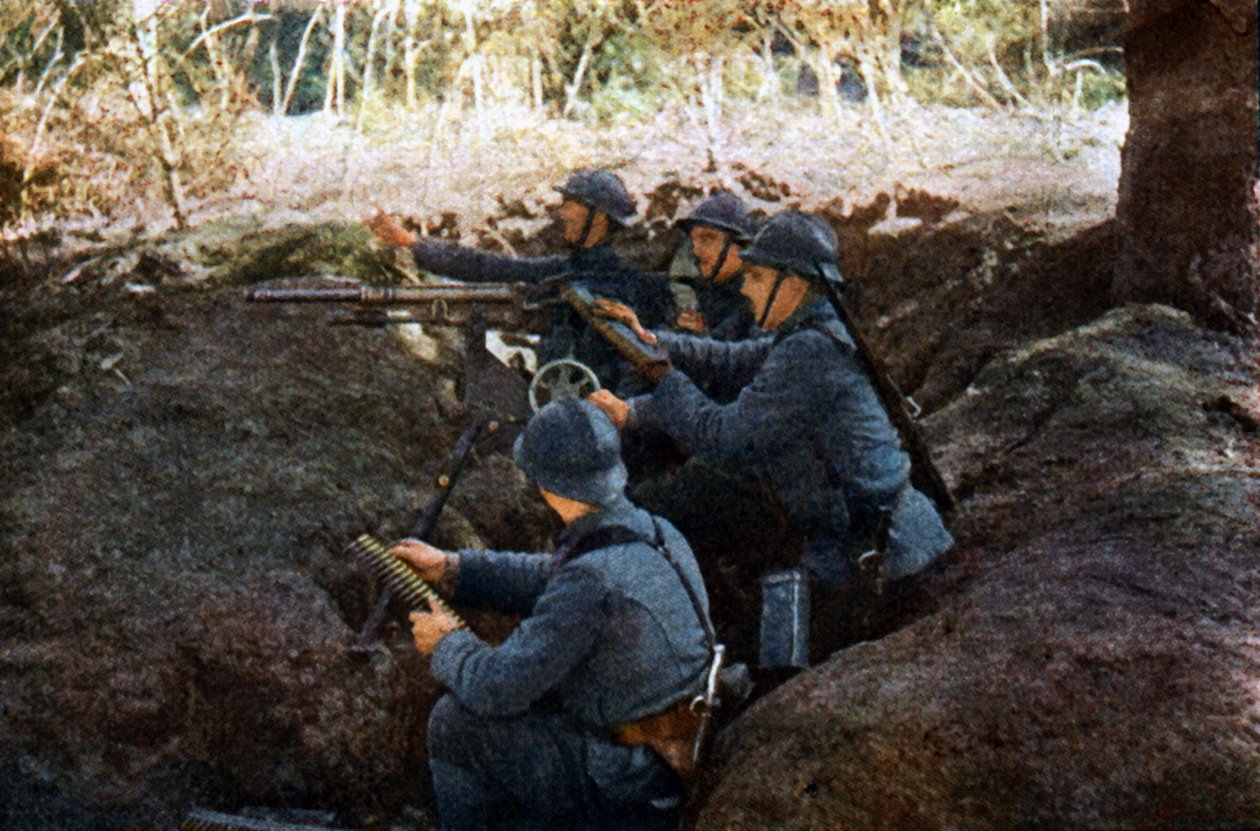 1916年9月在凡尔登附近用机枪的法国士兵（自然色） 作者 朱尔斯·格维斯·考特莱蒙