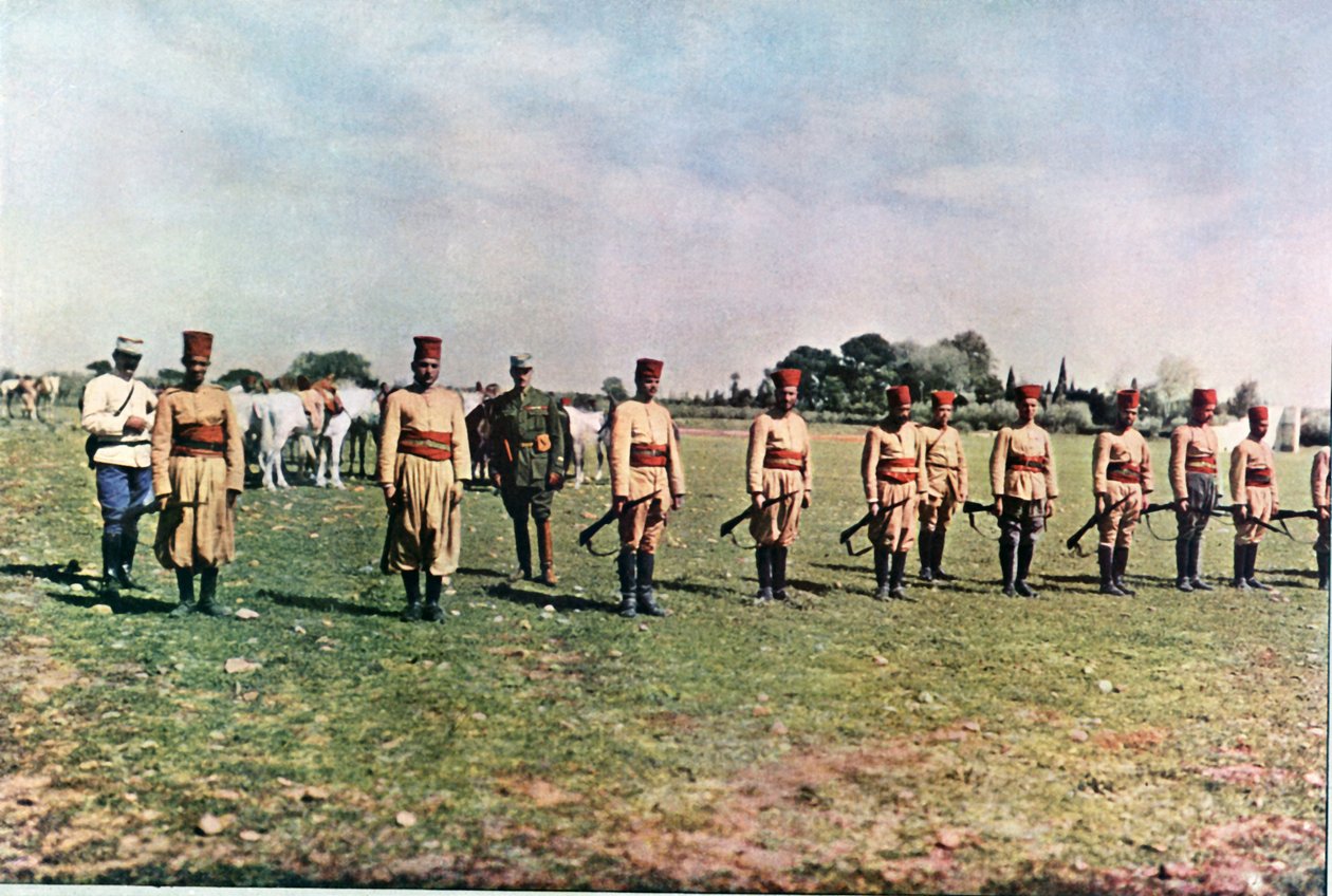 1914年9月巴黎东部马恩河战役期间的摩洛哥步枪兵和两名法国军官（自然色） 作者 朱尔斯·格维斯·考特莱蒙