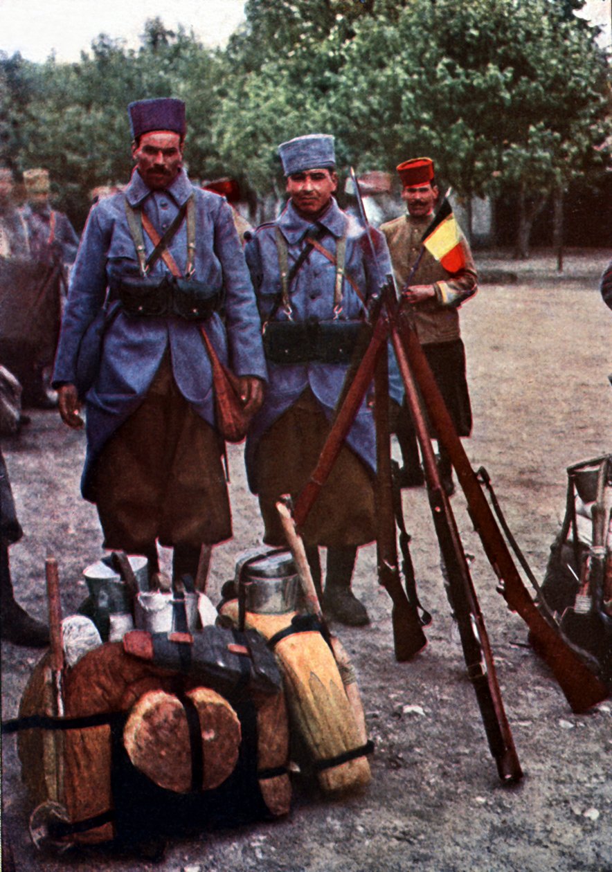 1914年9月巴黎东部马恩河战役期间来自阿尔及利亚的步枪兵营地（自然色） 作者 朱尔斯·格维斯·考特莱蒙