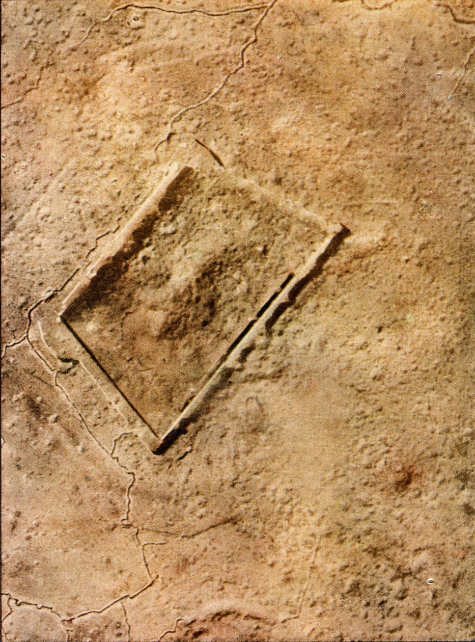 1916年9月在凡尔登附近完全破坏了Fort de Vaux（航空照片）（自然色） 作者 朱尔斯·格维斯·考特莱蒙