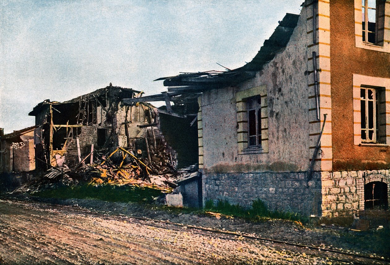 1916年9月在凡尔登以西被毁坏的Dombasle-en-Argonne村庄（自然色） 作者 朱尔斯·格维斯·考特莱蒙