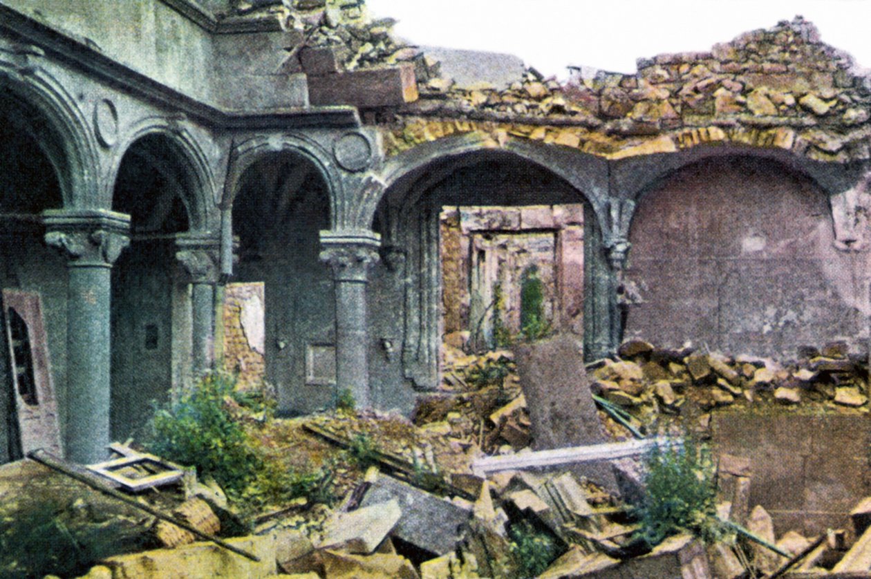 受损严重的Princerie，Verdun，1916年9月（彩色） 作者 朱尔斯·格维斯·考特莱蒙